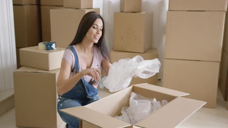 Mujer-Feliz-Y-Sonriente-Empacando-Su-Casa