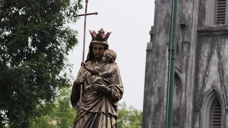 statue of mary and jesus at cathedral