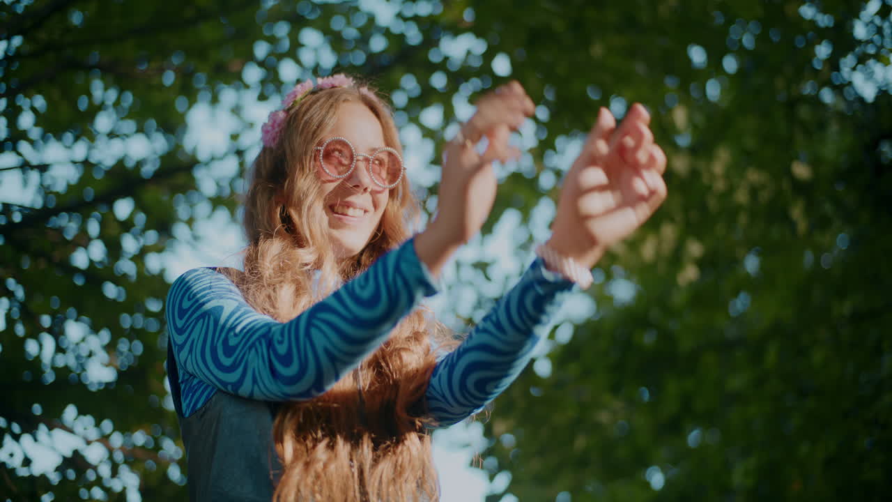 una mujer joven disfrutando del aire libre al estilo hippie.