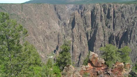 Grand-Canyon-of-the-Gunisson-establishing-shot