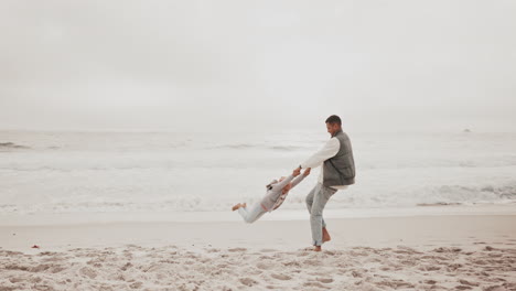 padre e hija jugando en la playa