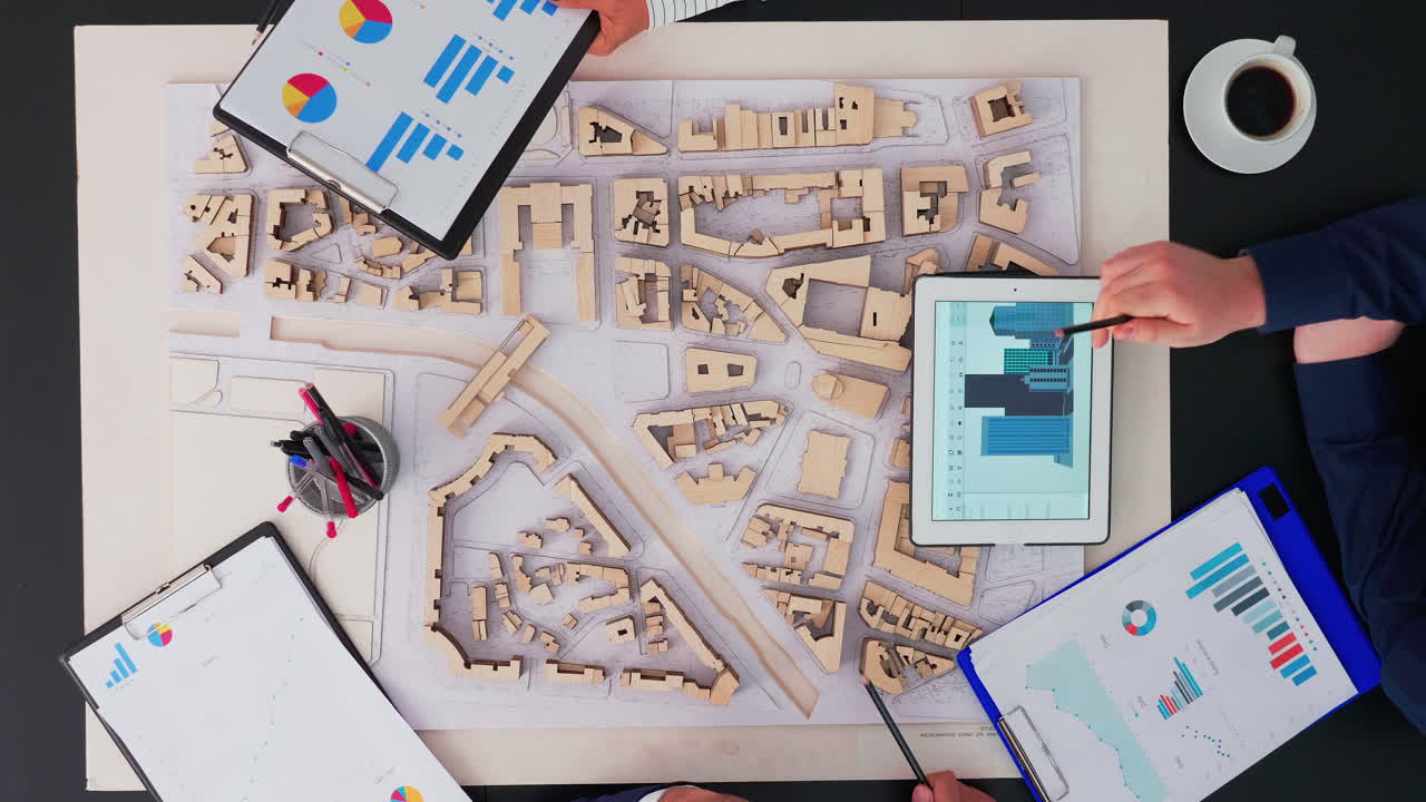 현대적인 사무실에서 프로젝트 계획을 논의하는 엔지니어링 팀