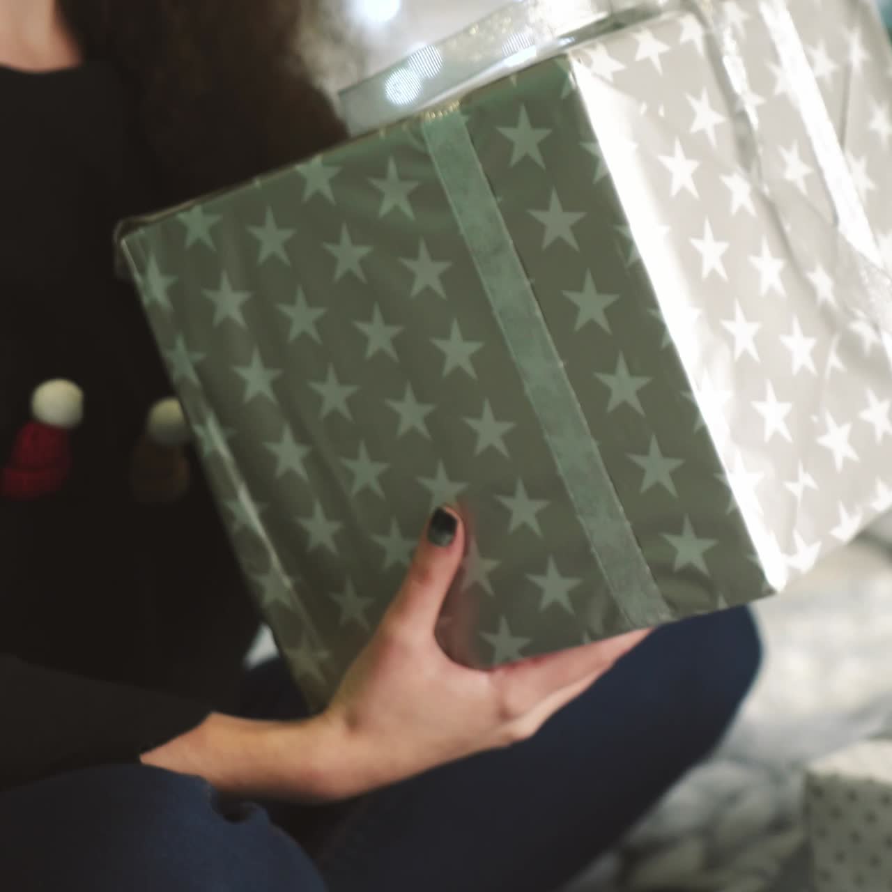 una mujer hermosa con un regalo de navidad.