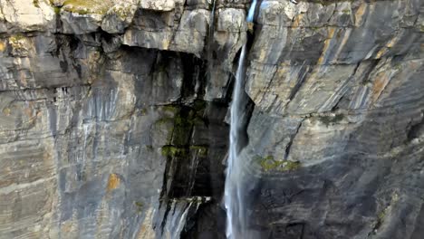 vistas aéreas de la cascada de gavarnie en los pirineos franceses