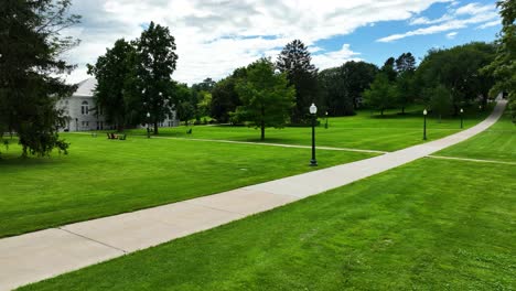 üppiges-Grün-Von-Gräsern-Und-Bäumen-Auf-Dem-Campus