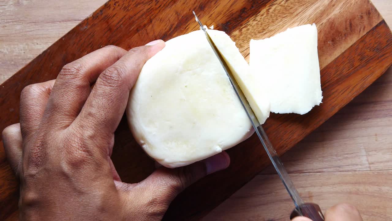 cortando un bloque de queso blanco