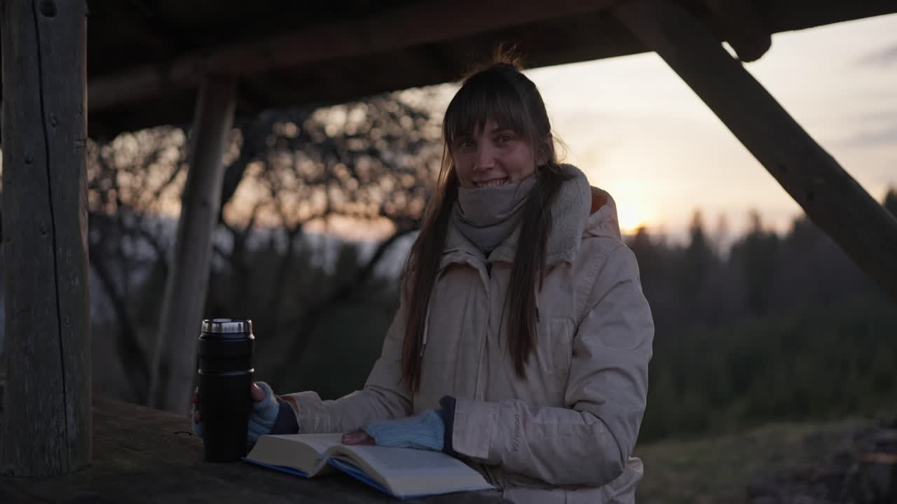 Donna che legge all'aperto al tramonto