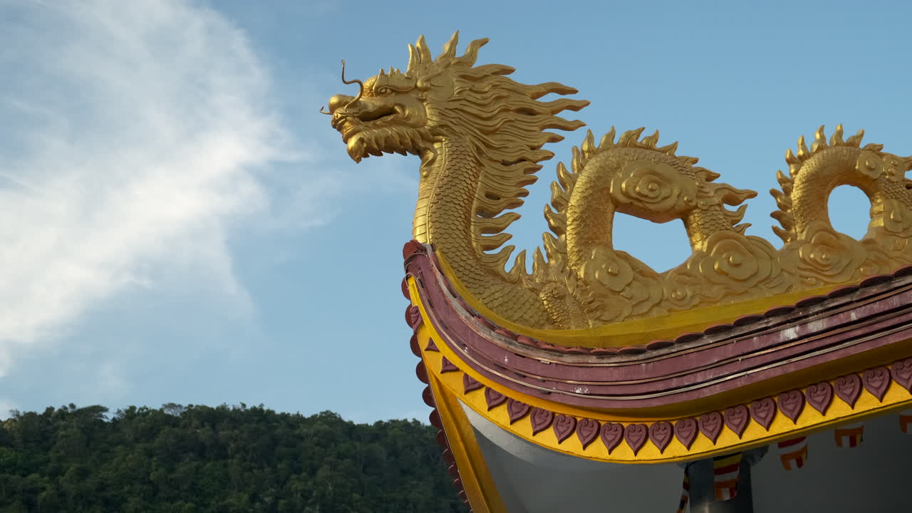 escultura de dragón dorado en el techo de un templo