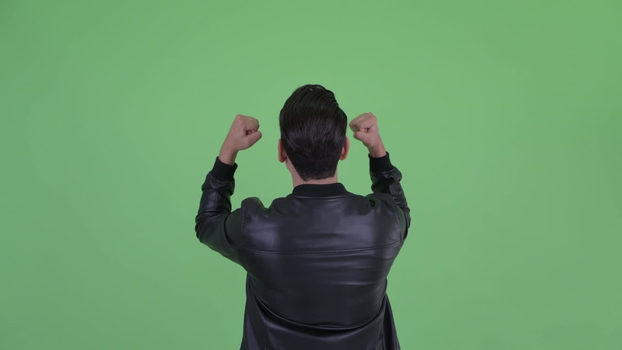 가죽 재을 입은 젊은 잘생긴 다민족 남자