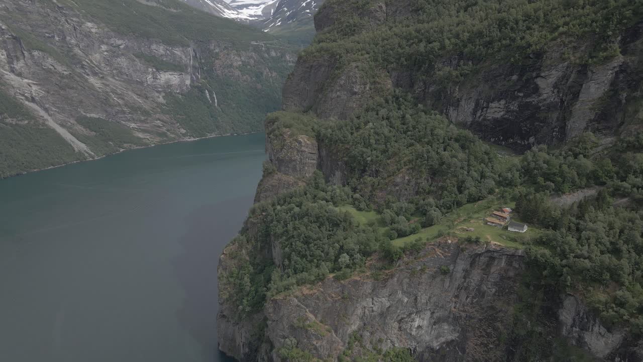 Powolny przelot drona do przodu nad górską farmą Skageflå w fiordzie Geiranger, Norwegia