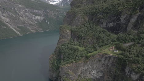 disparo de dron de avance lento de la granja de montaña skageflå en el fiordo de geiranger, noruega