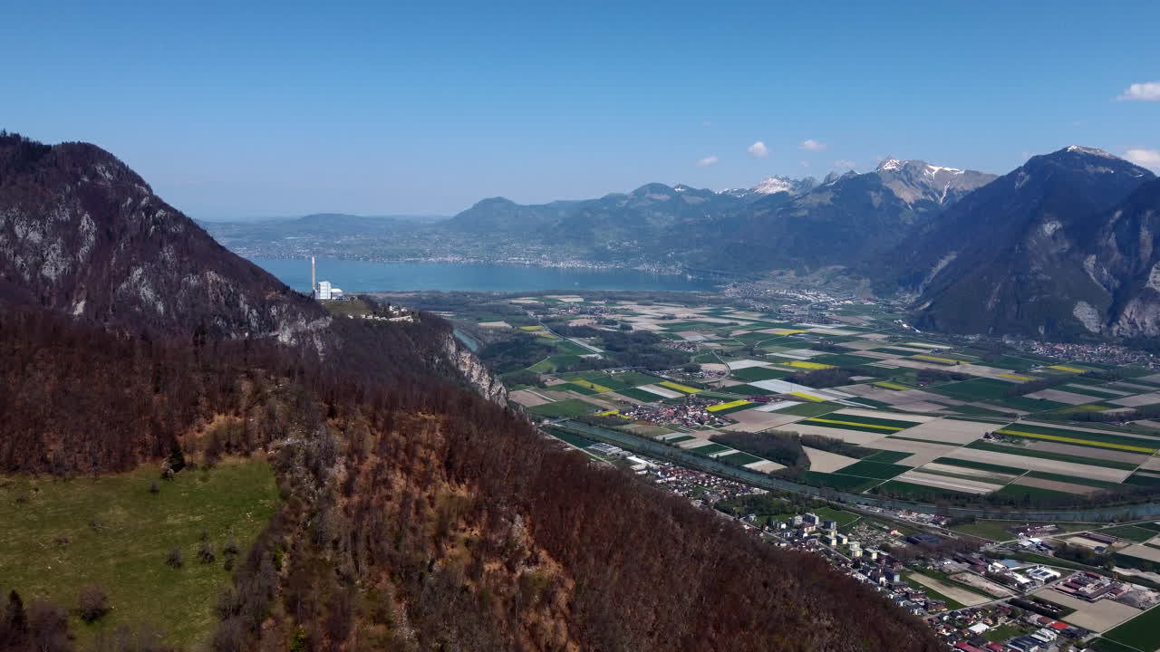 무인 항공기는 vionnaz와 torgon 위를 날고 스위스의 léman, montreux 및 vevey 호수를 드러냅니다.