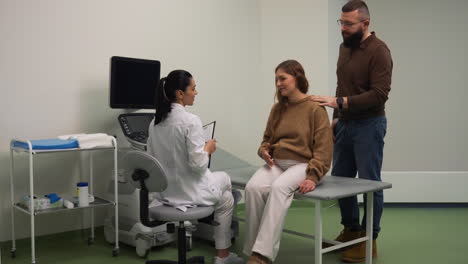 pareja en el consultorio del médico