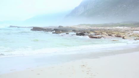 Hermanos-Caminando-Junto-Al-Mar-En-La-Playa