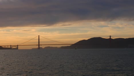 golden gate bridge se découpant au coucher du soleil