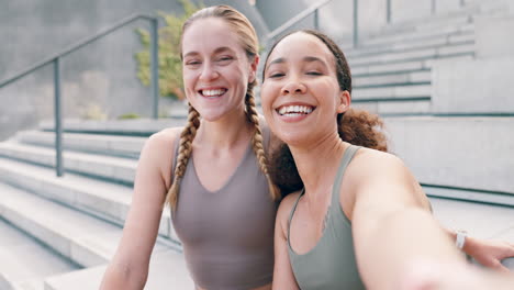 amigos felices tomando una selfie