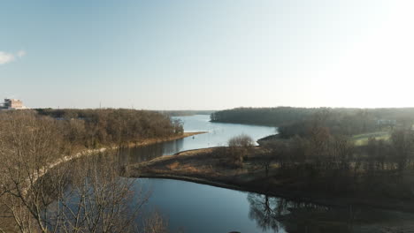 Lago-Swepco,-También-Conocido-Como-Flint-Creek,-Disparo-Aéreo-De-Un-Dron-Revelado-En-La-Hora-Dorada