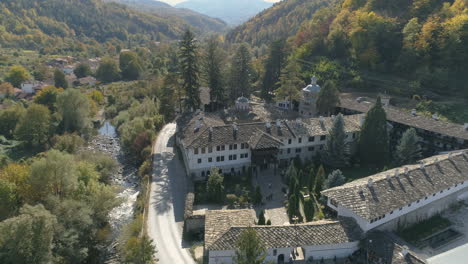 antena: vista asombrosa del monasterio troyano en medio de las montañas balcánicas