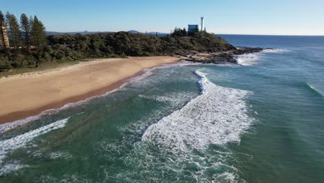 paisaje marino y orilla de la playa de kawana en queensland, australia - toma de avión no tripulado
