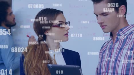 animación de números cambiantes sobre compañeros de trabajo caucásicos discutiendo informes en tabletas digitales