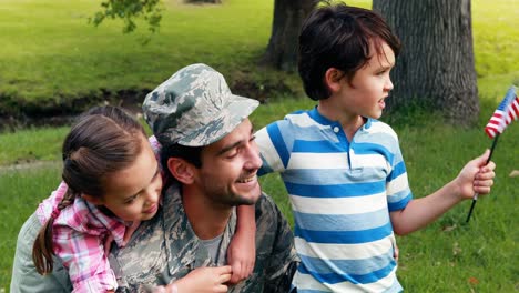 Glücklicher-Soldat,-Wieder-Vereint-Mit-Seinem-Sohn-Und-Seiner-Tochter