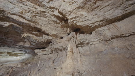 interior de la cueva con estalactitas y estalagmitas
