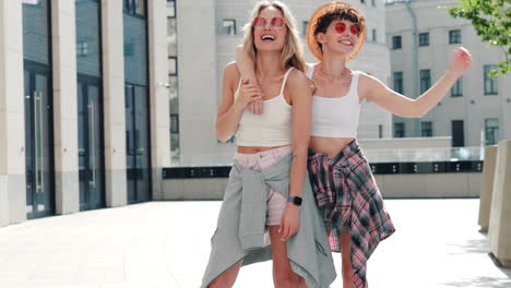dos amigas felices en la calle