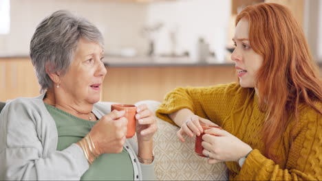 Zuhause,-Mutter-Und-Tochter-Mit-Kaffee