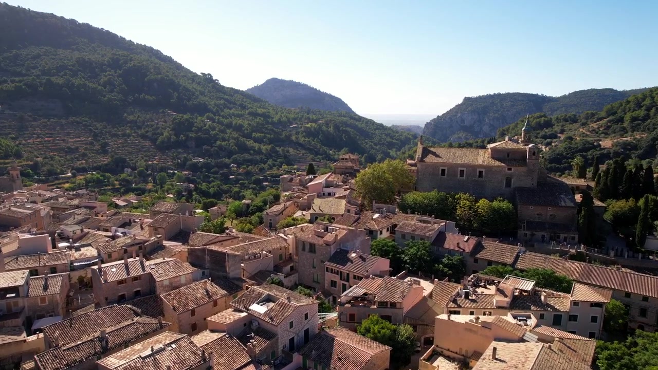 Vista aerea del villaggio di Valldemossa a Maiorca. Dolly in.