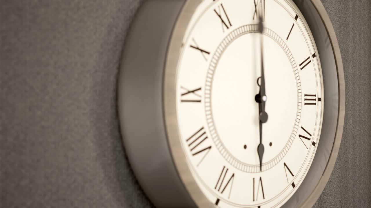 el lapso de tiempo del reloj vintage en la pared oscura.