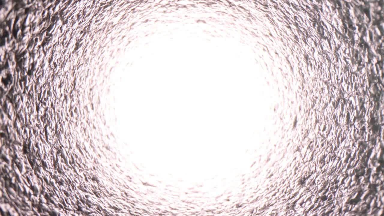 건설 또는 하수 파이프에서 밝은 색 빛