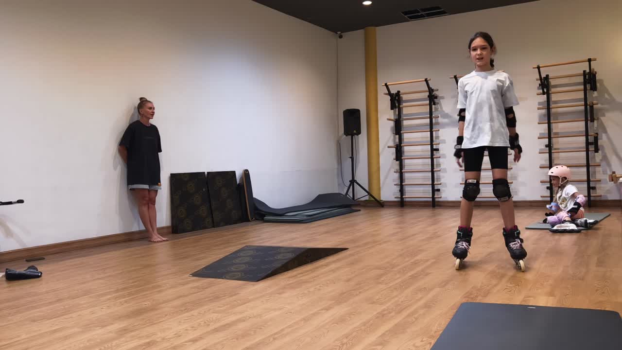 아이들이 롤러 스케이팅을 배우고 있습니다.