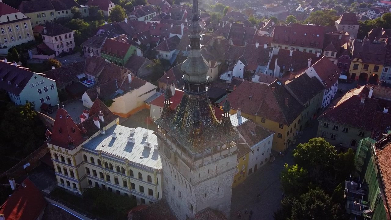 Bellissimo design architettonico, un vecchio campanile situato nel centro della città vecchia di Sighisoara, Romania.