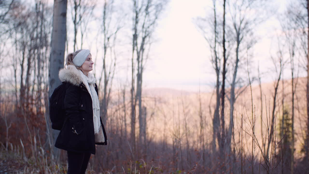 심호흡하는 여성 관광객