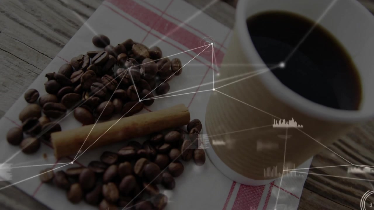Xícara de café branca repousando sobre guardanapo listrado ao lado de pau de canela, com grãos se formando sob linhas de rede.