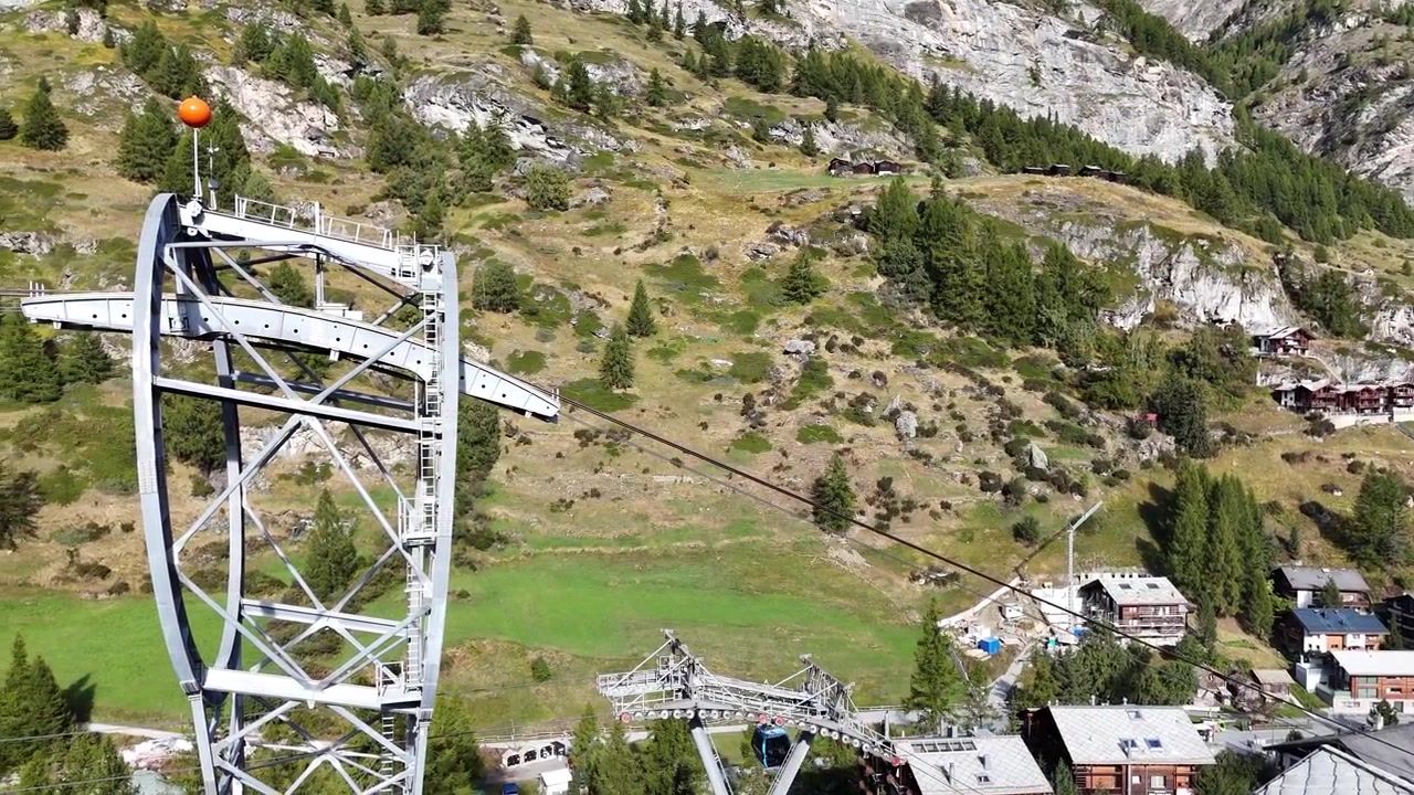 Splendida località sciistica di Zermatt, Svizzera, e le gondole per l'impianto di risalita.