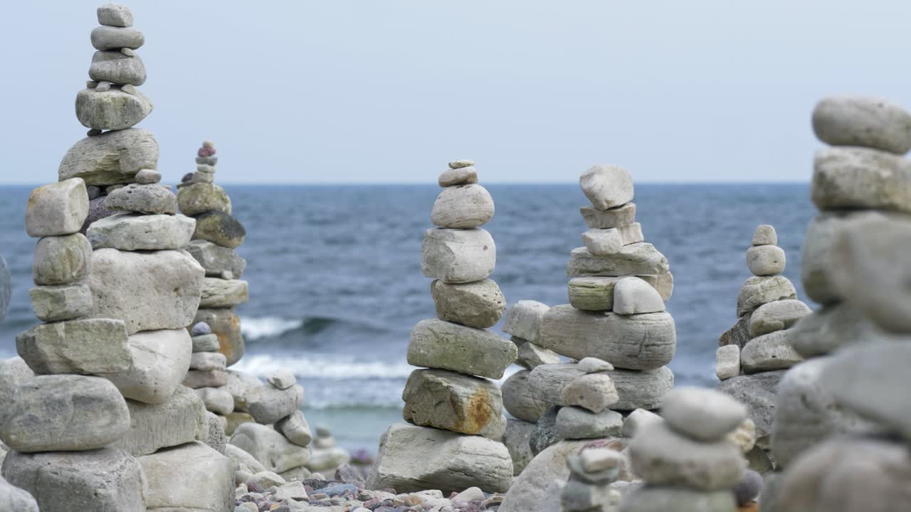 바다 옆에 쌓인 돌의 편안한 전망, 반복 가능한 클립