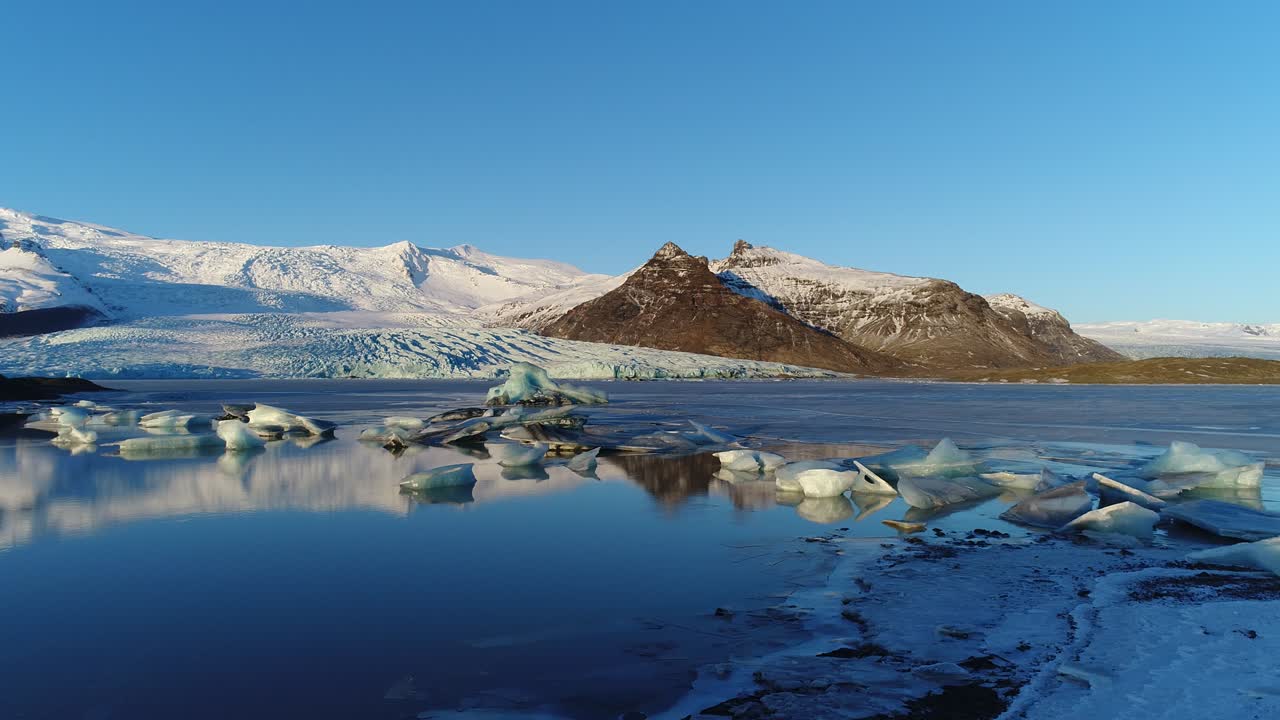 아이슬란드의 jokulsárlón 빙하 웅이를 둘러싸고 회전합니다.