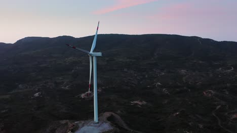 Vista-Aérea-De-Una-Planta-De-Energía-Eólica-En-El-Mar-Egeo-Y-El-Mediterráneo,-Turquía,-Península-De-Datça,-Provincia-De-Muğla