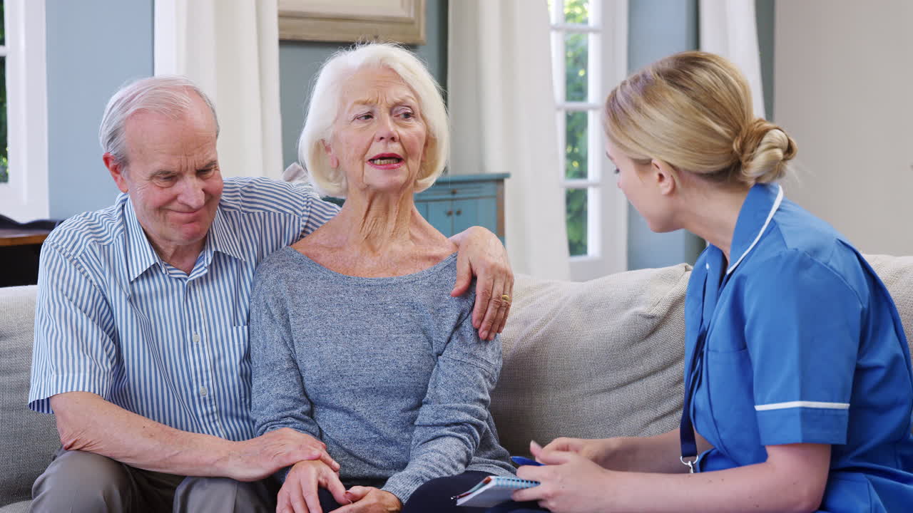 지역 간호사가 우울증을  ⁇ 고 있는 노인 여성을 방문합니다.