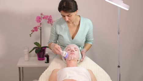 procedimiento de fonoforesis facial en la clínica de cosmetología moderna