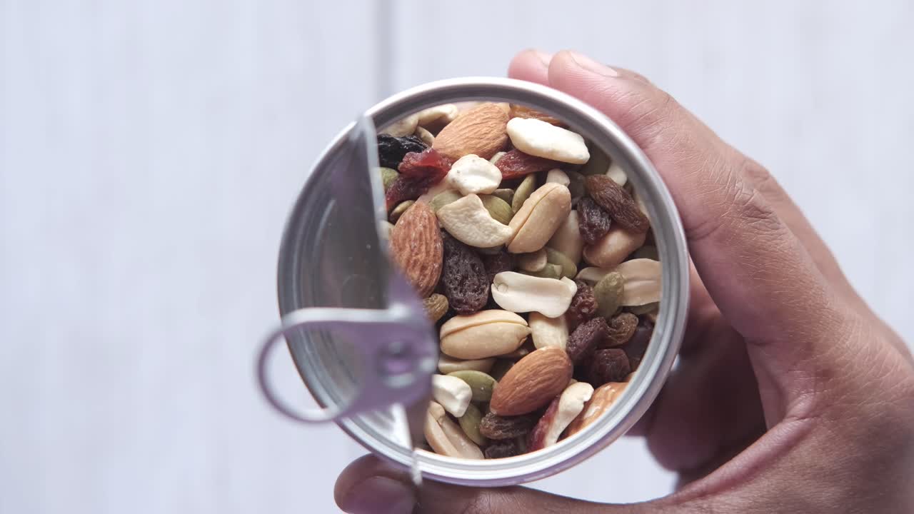 혼합 된 견과류 캔이 열렸습니다.