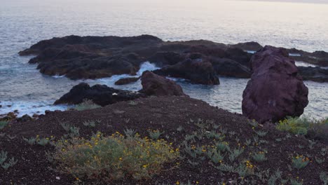 la costa rocosa de la isla de tenerife en españa, las olas chocando contra el paisaje escarpado