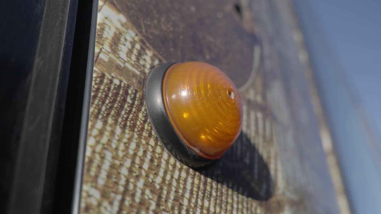 Närbild på orange blinkande indikatorlampa vid spårvagnens öppning och stängning