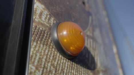 primer plano de la luz indicadora parpadeante naranja en la apertura y cierre del tranvía