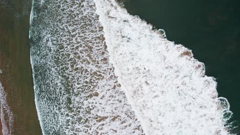 Imágenes-Aéreas-De-Olas-Rompientes,-Vista-De-Arriba-Hacia-Abajo