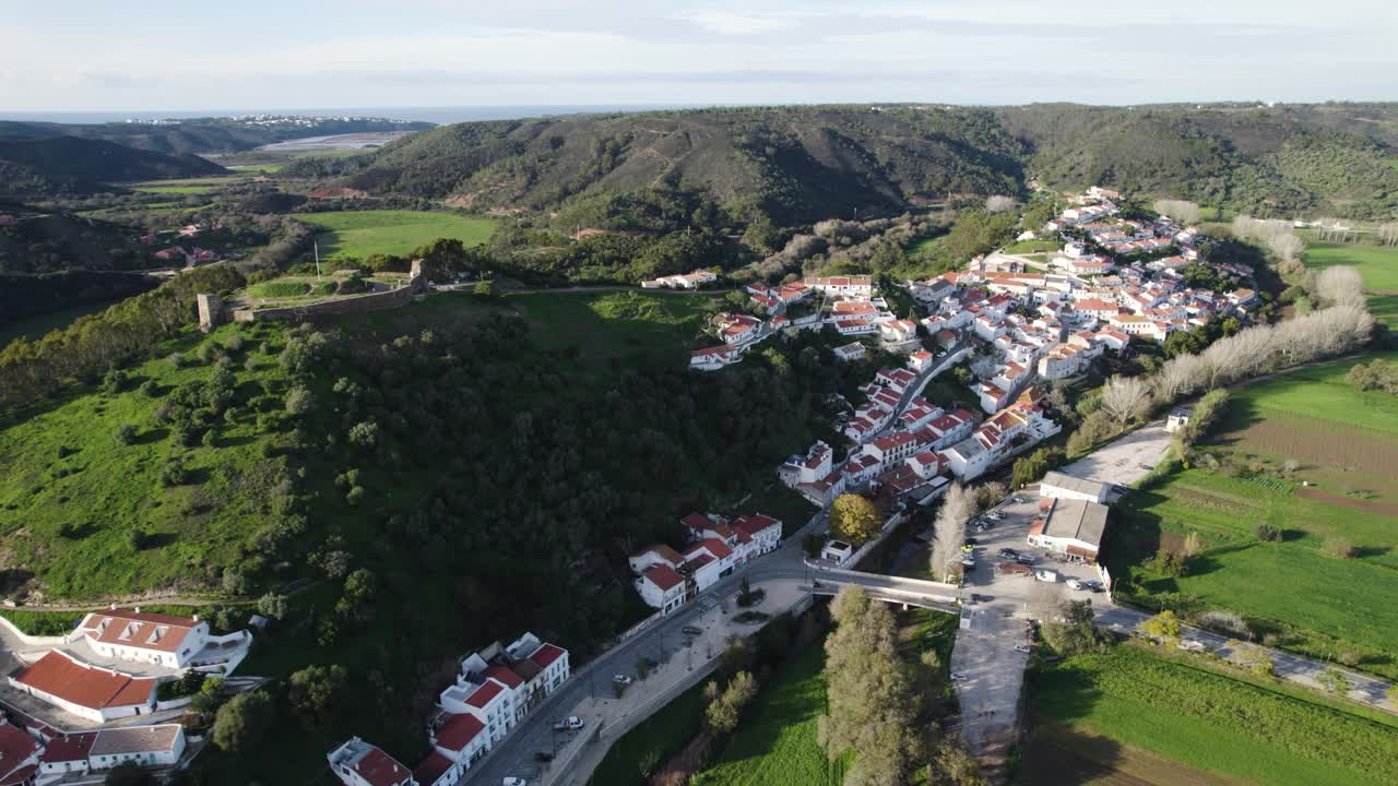 Eingang zur Stadt Aljezur in Portugal, Burg auf dem Hügel, Klippenlandschaften