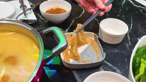 preparando y disfrutando de sopa caliente juntos