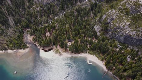 una toma de drone de 4k de eagle falls, una cascada que desemboca en la bahía de esmeralda, en el lago tahoe, california