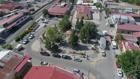 Toma-De-órbita-Aérea-De-La-Plaza-Central-Con-Un-Quiosco,-Creel,-Chihuahua,-México